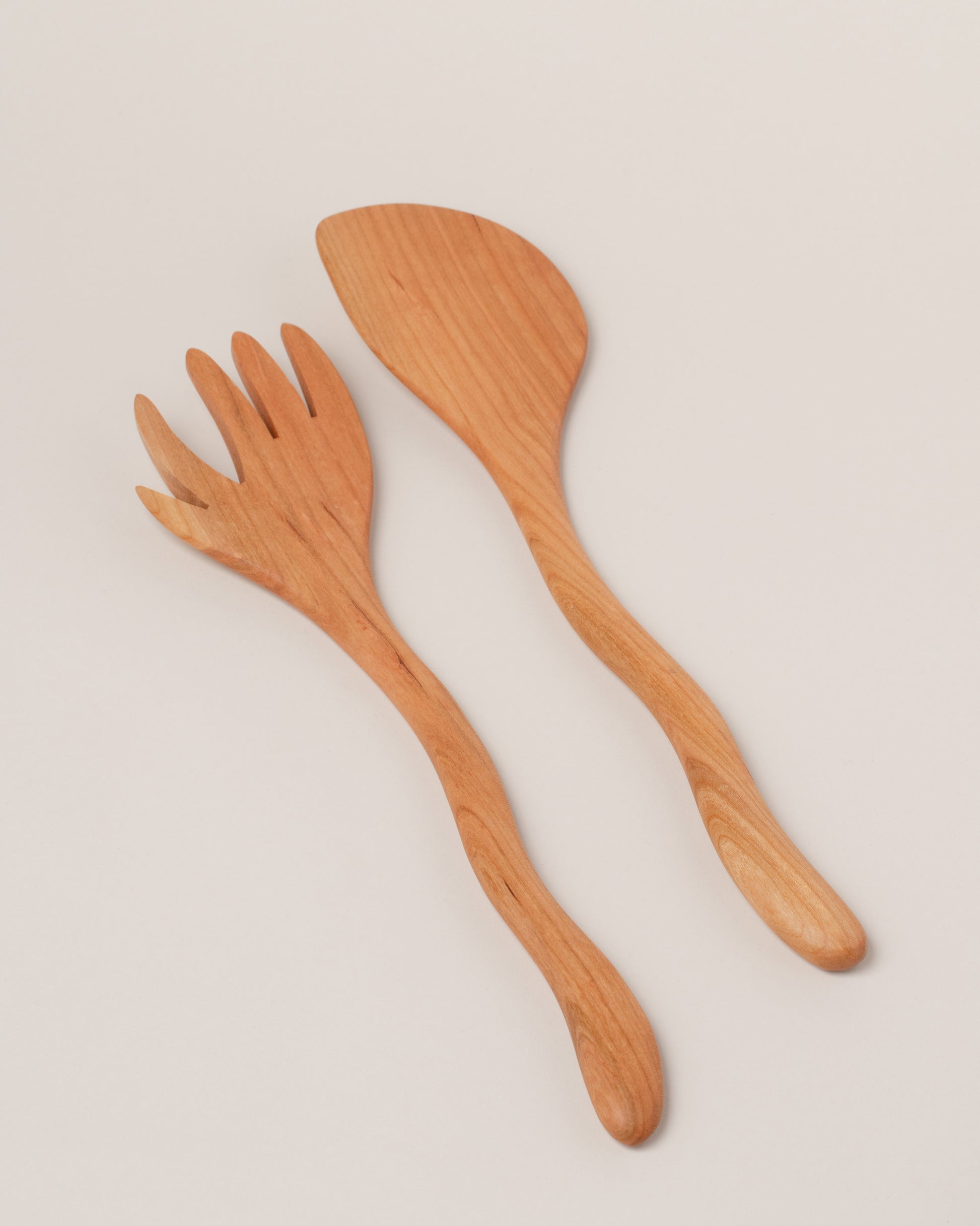 Jonathan's Spoons Wiggle Salad Serving Set on light color background.