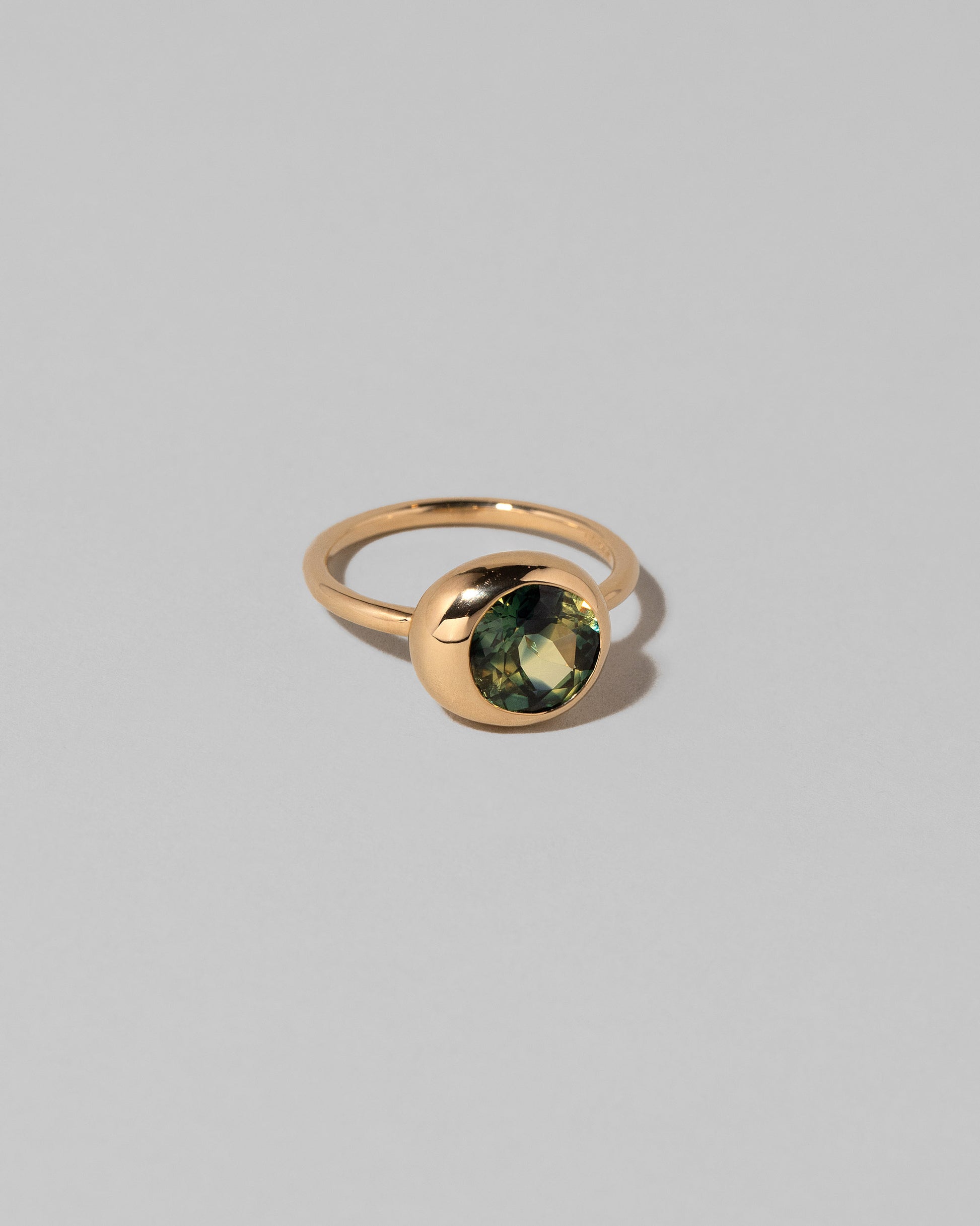 View from the side of the Bicolor Sapphire Grand Level Ring on light color background.
