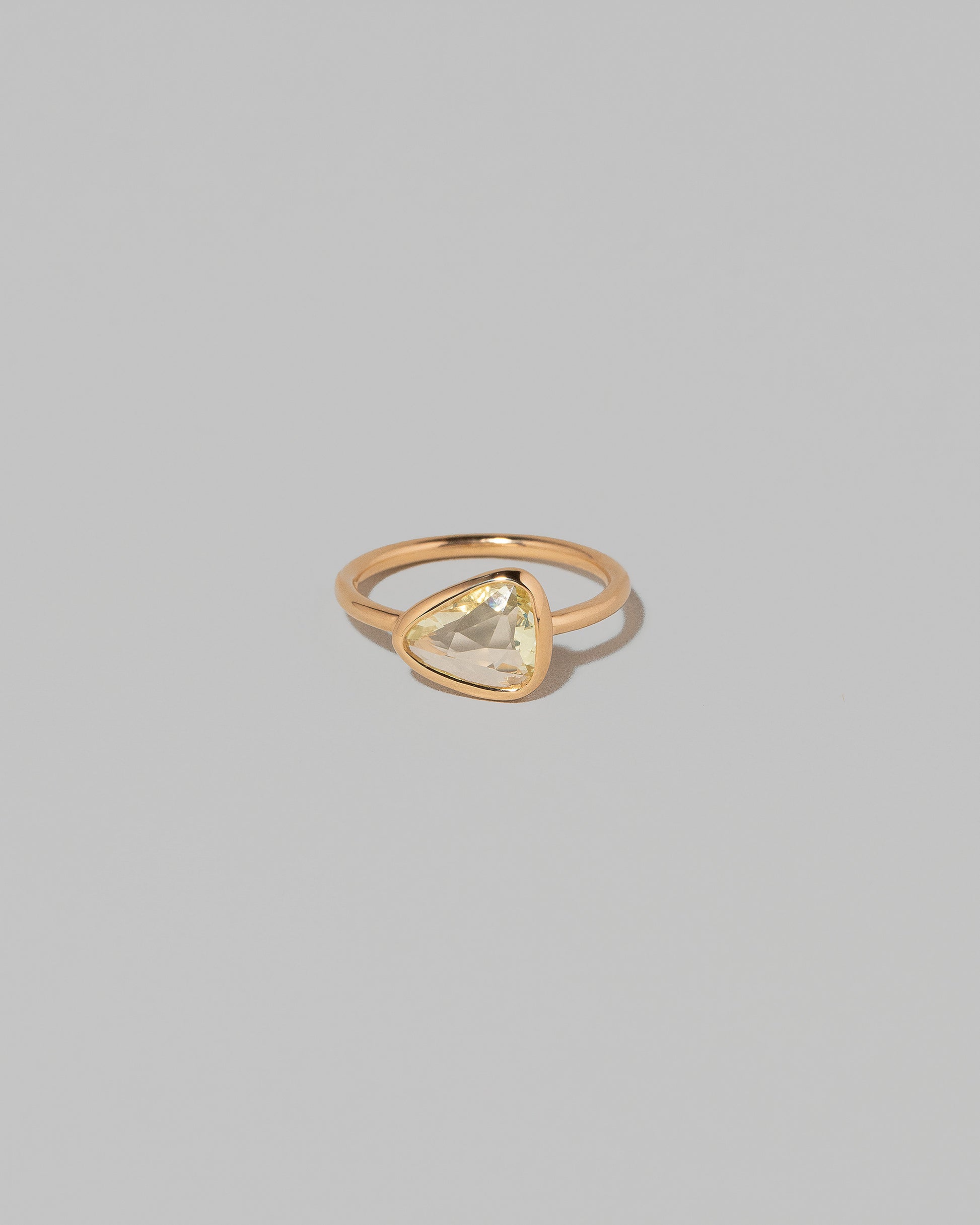 Gusher Chartreuse Sapphire Ring 003 on light color background.