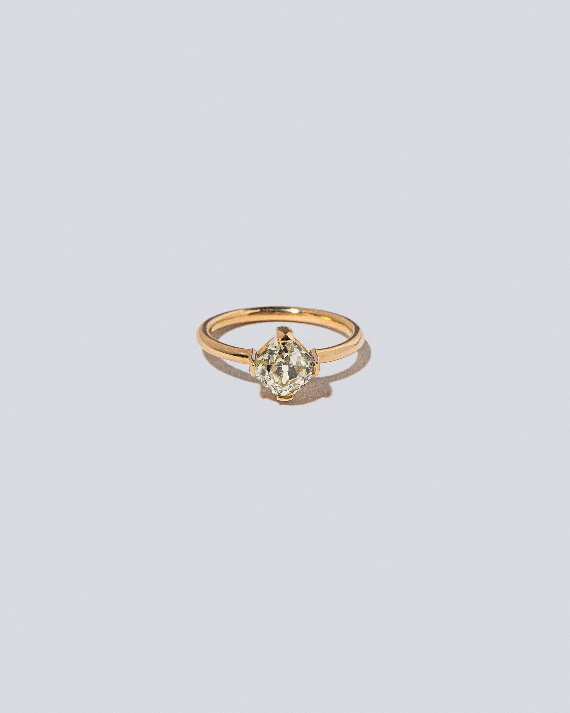 Tendu Ring on light color background.